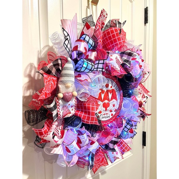 Handmade Valentine’s Gnome Hearts Ribbon Prelit Wreath 22 ins LED W12 - Picture 4 of 12
